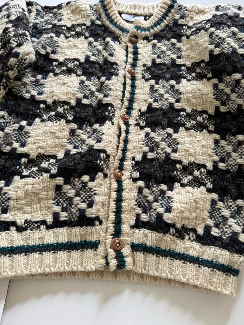 Vintage winter sweater perfection ❄️🤍
Hand knit wool cardigan - Picture 3 of 8